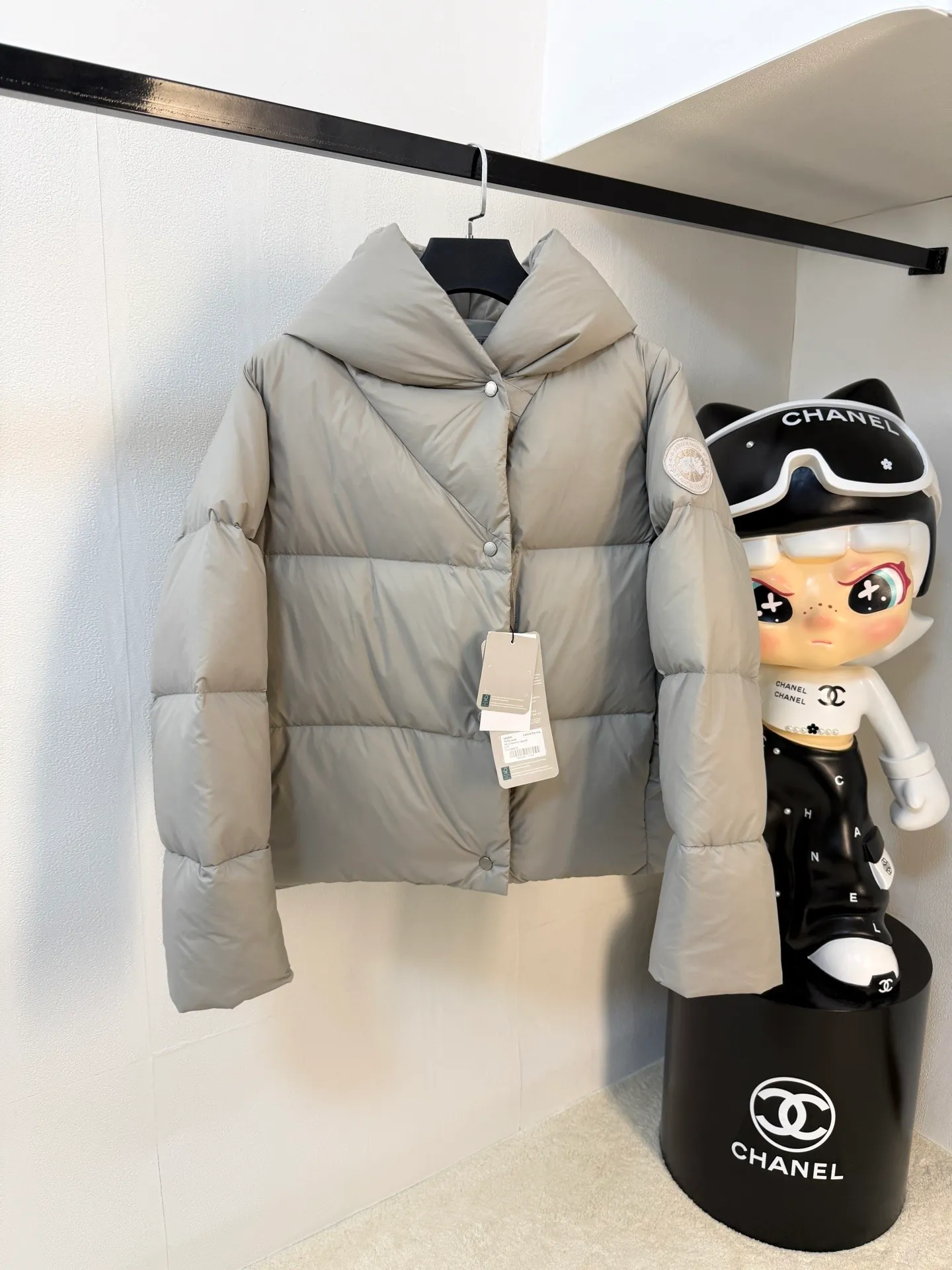 P1100 Top-quality original Canada Goose new model for autumn and winter. It is warm and has no sense of restraint. It is made of national standard 90 white duck down. It is light and elegant, giving you all-round warmth! The appearance of the upper body is more classy and stylish, allowing warmth and grace to go hand in hand. The multiple car lines on the center line are strict and symmetrical, keeping warm and waiting. The logo on the chest embellishes the whole piece! The unique taste goes deep into the bone marrow. It is age-reducing and full of warmth. It has a simple and elegant look and has the same color for men and women. Black Gray Size: XS-S M L